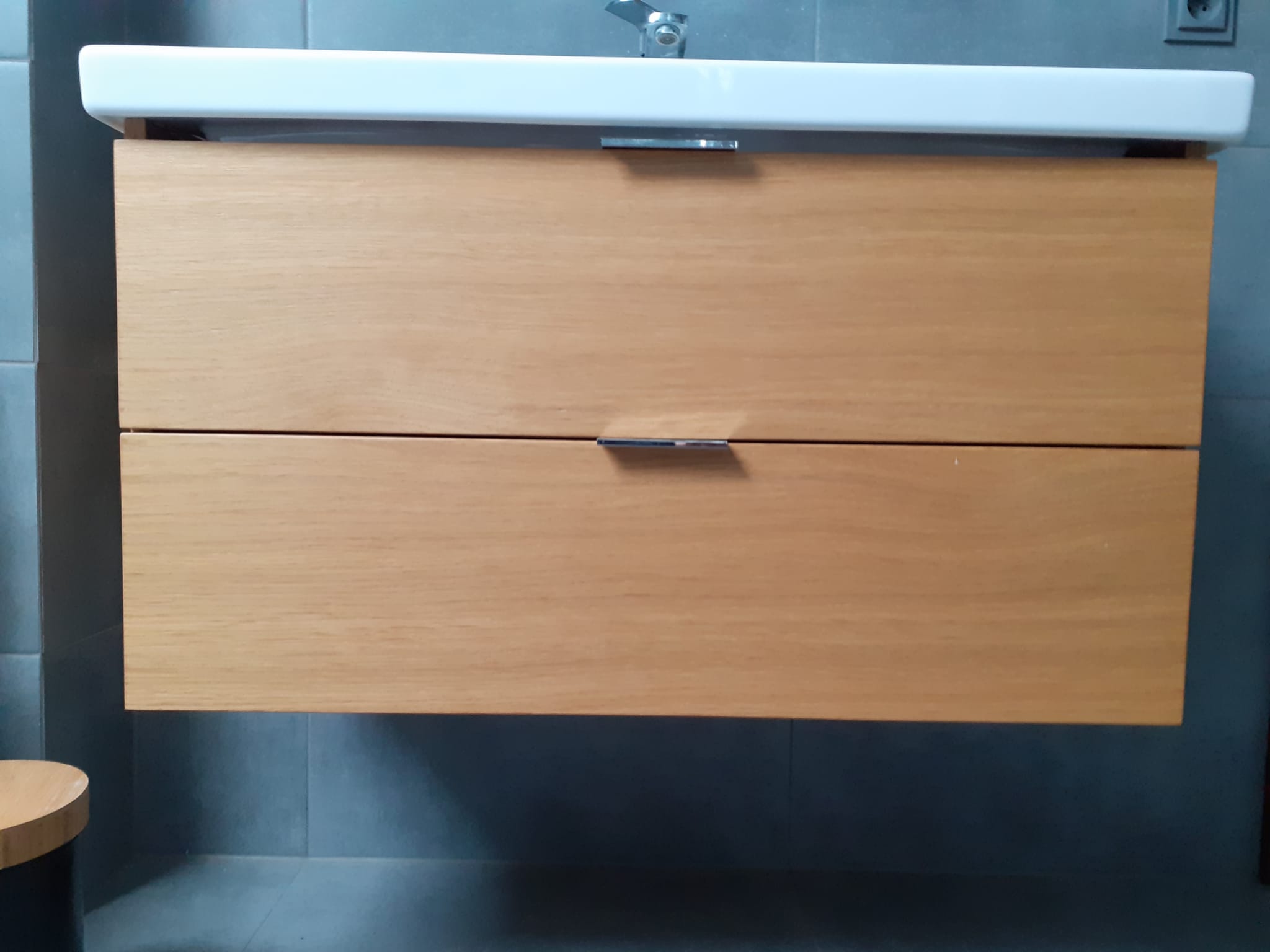 Meble łazienkowe na zamówienie Poznań – szafka podumywalkowa buk